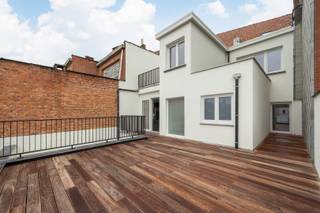 Schitterend gerenoveerd appartement in een gerenoveerd gebouw in het hartje van de gemeente Schoten vlakbij winkels, Markt, openbaar vervoer, .... Het appartement is gerenoveerd met oog voor de toekomst. Het appartement geniet van een zeer groot terras van +/- 44 m² met een goede zonoriëntatie.<br /><br />Indeling van het appartement:<br /><br />Via de inkomhal betreed je het appartement. De inkomhal is voorzien van een afzonderlijk toilet met handenwasser. De lichtrijke leefruimte op parket geniet een oppervlakte van +/- 35 m² en geniet van grote ramen aan de voorzijde. Achteraan bevindt zich de open ingerichte keuken voorzien van kasten, kookfornuis, Amerikaanse frigo, dampkap, spoeltafel en vaatwasser. Via de keuken kom je terecht op het aangrenzende zonneterras dat een oppervlakte geniet van +/- 44 m², aangelegd met bankirai. De masterbedroom (+/- 13,15 m²) op parket geniet van een aansluitende dressingruimte (+/- 6,23 m²) en een ensuite badkamer met dubbele lavabo met meubel, inloopdouche, ligbad en toilet. De tweede slaapkamer (+/- 15,11m²) geniet van een ensuite badkamer voorzien van wastafel met meubel en inloopdouche.<br /><br />Het appartement is gelegen in een kleinschalig volledig gerenoveerd gebouw met lage algemene onkosten. Individuele nutsvoorzieningen. Kelderberging.<br />Verwarming met lucht-lucht warmtepomp.