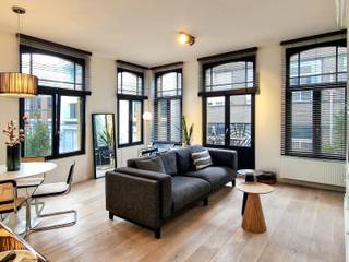<p>Het appartement is gelegen op de tweede verdieping van een karaktervol art-nouveau hoekgebouw en weet meteen te overtuigen dankzij de ruime, lichte leefruimtes en de mooie originele elementen. De combinatie van een authentieke houten parketvloer, maar liefst acht grote raampartijen en hoge plafonds creëert een bijzonder aangename en riante woonbeleving.</p>
<p>U betreedt het appartement via de ruime en lichtrijke woonkamer, die dankzij de grote raampartijen geniet van een aangename natuurlijke lichtinval. Vanuit de woonkamer heeft u toegang tot het gezellige terras aan de straatzijde.</p>
<p>Aansluitend bevindt zich de stijlvolle keuken, afgewerkt met een Carrara-marmeren werkblad en voorzien van een oven, inductiekookplaat, koelkast, diepvries, vaatwasser en kookeiland met spoelbak. Verder beschikt het appartement over een slaapkamer, een badkamer met douche en lavabo, een apart toilet en een praktische ruimte voor wasmachine en droogkast.</p>
<p>Gemeenschappelijke kosten bedragen € 30 per maand. Nutsvoorzieningen zijn apart en komen op naam van de huurder.</p>
<p>Beschikbaarheid: Onmiddellijk</p>