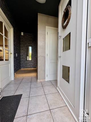 Energiezuinige woning met 3slks, doodlopende straat in het centrum van Kuurne.<br /><br />Deze woning is gebouwd in het jaar 1998. Intussen hebben de eigenaars nog heel wat energiezuinige extra’s geplaatst in de woning. Verder is de keuring van elektriciteit ook volledig conform.<br /><br />Inkom met bergruimte, apart toilet en trap. De leefruimte is voorzien van open keuken (alle nodige toestellen aanwezig) en aparte berging voor was en droogkast.<br /><br />Het verdiep bevat 3 echt ruime slaapkamers en een badkamer. Via een van deze slaapkamers is er een trap voorzien die je brengt naar een 4de kamer (slaap, bureau, zolder,..).<br /><br />De tuin heeft een overdekt terras, omheining, tuinhuis met uitweg,..<br /><br />PLUSPUNTEN:<br />+ LIGGING<br />+ blanco gekeurde elektriciteit<br />+ EPC B 111kwh/m²