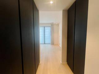 Situé au premier étage d'une résidence de standing, cet élégant appartement offre une superficie habitable d'environ 125 m² (selon le certificat PEB). Son agencement allie confort et fonctionnalité avec un vaste hall d'entrée comprenant un vestiaire et des toilettes invités. Le lumineux séjour s'ouvre sur une cuisine ouverte haut de gamme BULTHAUP et donne accès à une agréable terrasse d'environ 18 m².<br /><br />L'appartement dispose également d'une buanderie séparée. La suite parentale (env. 16 m²) comprend un dressing ainsi qu'une salle de bains attenante. Une seconde chambre bénéficie de sa propre salle de douche.<br /><br />La provision mensuelle pour les charges communes s'élève à 250 €.<br /><br />Parmi les nombreux atouts de ce bien figurent les placards intégrés, les rideaux inclus, l'excellente performance énergétique (PEB), une cave privative, un local commun pour vélos et poussettes ainsi qu'un local à déchets. Un emplacement de parking est disponible en option.