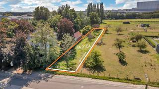 <p>Voor meer info of een bezoek, bel 054 69 39 36 – <strong>Deze bouwgrond van 9a 21ca voor een halfopen bebouwing</strong> bevindt zich in het landelijke en rustige Erondegem, een groene omgeving die de perfecte basis vormt om jouw droomhuis te realiseren. Naast ruimte voor een woning biedt het perceel ook <strong>een ruime achterliggende grond</strong>, ideaal voor <strong>een grote tuin met de nodige privacy</strong>. De ligging is bovendien bijzonder gunstig: de uitvalswegen naar Aalst, Gent en Brussel bevinden zich op een boogscheut, waardoor je vlot verbonden bent met de omliggende steden. <strong>Het perceel heeft een breedte van 11,50 meter</strong> <strong>en een diepte van 90,7 meter. </strong>Voor de woning bedraagt de <strong>bouwbreedte op het gelijkvloers 8,5 meter met een bouwdiepte van 15 meter, terwijl op de verdieping een bouwdiepte van 12 meter is toegestaan</strong>. Zowel platte als hellende daken zijn toegelaten, waarbij de <strong>kroonlijsthoogte maximaal 6,50 meter</strong> bedraagt en bij <strong>een zadeldak de nokhoogte maximaal 6 meter boven de kroonlijst</strong> mag reiken, met een noklijn die evenwijdig loopt aan de voorbouwlijn. Er geldt bovendien <strong>geen directe bouwverplichting</strong>, waardoor je alle vrijheid hebt om op het juiste moment jouw woonproject te realiseren.</p>