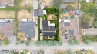 In de rustige Bremstraat 12 te De Haan – Vosseslag bevindt zich deze ruime en instapklare woning op een prachtig perceel van maar liefst 605 m². Dankzij de rustige ligging, praktische indeling en vele mogelijkheden is deze eigendom ideaal als vaste woonst, tweede verblijf of investering.<br /><br />Via de ruime en lichtrijke inkomhal komen we op het gelijkvloers in een gastentoilet, een badkamer met bad, douche en dubbele lavabo en een eerste ruime slaapkamer. De aanwezigheid van een slaapkamer en badkamer op het gelijkvloers maakt de woning bovendien geschikt om ook op latere leeftijd comfortabel te blijven wonen.<br /><br />De open leefruimte staat in verbinding met de uitgeruste keuken en praktische bijkeuken/wasruimte. Vanuit de leefruimte is er toegang tot het zuidwest georiënteerde terras en geniet u vanuit de eetplaats van een mooi zicht op de ruime tuin. Achterliggend is er ook een handige garage en tuinhuis.<br /><br />Op de eerste verdieping bevinden zich twee ruime slaapkamers. De grootste kan indien gewenst worden opgesplitst in twee kamers. De tweede slaapkamer biedt extra ruimte voor een dressing of bergruimte. Verder is er een tweede badkamer, momenteel voorzien van lavabo, toilet en alle nodige aansluitingen. Met de plaatsing van een douche of bad kan deze volledig worden afgewerkt. Ten slotte beschikt de woning ook over een ruime zolder. Een ruime woning met tal van mogelijkheden op een uitstekend gelegen perceel nabij de kust.<br /><br />Bezoekdag: zaterdag 22 augustus van 9u tot 13u.<br /><br />Neem contact op met Julien van Immo Francois via julien@immofrancois.be of 0471 74 25 41.<br /><br />