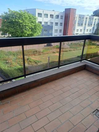 Mooi ruim appartement met 2 slpk,ruime woonkamer,keuken ,2 bergingen, 2 terrassen. <br />Zeer goed gelegen op 300m van station bus en trein en 350 van winkelstraat.<br />Bus stop voor de deur.<br />