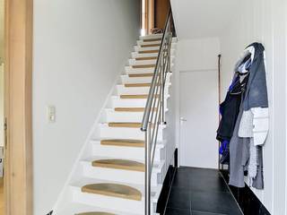 Bent u op zoek naar een nieuwe thuis die rust, comfort en een uitstekende ligging combineert? Dit charmante huis in het landelijke Kieldrecht biedt het allemaal. U geniet hier van een weids uitzicht over de omliggende velden, terwijl u toch vlak bij alle nodige voorzieningen woont.De indeling van dit huis is als volgt:Gelijkvloers:-Inkomhal-Leefruimte-Geïnstalleerde keuken-Berging en wasplaats-Gastentoilet-Veranda-TerrasEerste verdieping:-Nachthal-Slaapkamer 1-Slaapkamer 2 met ingemaakte kast-Geïnstalleerde badkamer met toiletTweede verdieping:-Zolderkamer met ingemaakte kastenEen van de grootste troeven van dit pand is zonder twijfel de ligging in Kieldrecht. U geniet van een rustige, landelijke omgeving, maar bevindt zich tegelijkertijd op een boogscheut van lokale winkels, scholen en het openbaar vervoer. Daarnaast is deze woning strategisch gelegen voor wie werkt in de nabijgelegen Waaslandhaven of vlot wil pendelen, dankzij de snelle verbinding met de oprit van de E34.Hebt u interesse in het huren van deze woning? Vraag uw bezoek aan via dewaele.com. Bij het pand klikt u op de rode knop "bezoek aanvragen". Vervolgens wordt u stap voor stap doorheen het aanmaken van het huurprofiel geleid. Vervolgens nemen wij contact met u op.