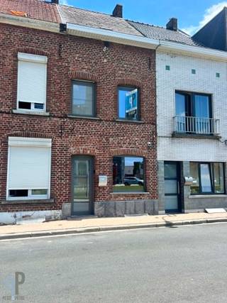 Breng een bezoek aan deze uiterst kwaliteitsvol verbouwde woning op een gunstige ligging te centrum Zottegem. Deze woning beschikt over een zitplaats, eetplaats met open keuken en een achterliggende badkamer met wasmeubel, toilet en inloopdouche. Op het verdiep zijn er 2 ruime slaapkamers en via een vaste trap bereiken we een zolderruimte. Verder beschikt deze woning over een droge kelder. De volledige benedenverdieping is duurzaam en kwaliteitsvol verbouwd. Verder zijn er overal nieuwe ramen (boven met automatische rolluiken) en nieuwe cv op aardgas. Ook de elektriciteit is totaal vernieuwd en beschikt over een conform keuringsattest! Ideale starterswoning of opbrengsteigendom. Voor meer inlichtingen of een bezoek, contacteer Veronique 0483/676579