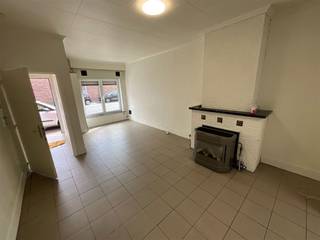 Instapklare woning, op een zeer goede ligging nabij centrum en belangrijkste invalswegen. Ruime living, nieuw geplaatste keuken, badkamer met...