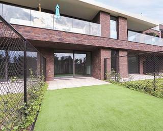 <p>In het recente woonproject <strong>Hof van Emblehem</strong> in Ranst bevindt zich dit verzorgd <strong>gelijkvloers appartement met één slaapkamer</strong>, gebouwd in <strong>2018</strong>. Het appartement is gelegen in een <strong>autoluwe straat</strong>, wat zorgt voor een rustige en aangename woonomgeving.</p><p><br /></p><p>De <strong>lichtrijke leefruimte</strong> sluit naadloos aan op de open, volledig ingerichte keuken en geeft uit op het <strong>terras en de privatieve tuin</strong>. Grote raampartijen zorgen voor veel natuurlijk licht en een vlotte verbinding tussen binnen en buiten.</p><p>De <strong>slaapkamer</strong> is rustig gelegen en biedt voldoende ruimte voor een comfortabel slaapgedeelte. De <strong>badkamer</strong> is modern afgewerkt met een inloopdouche en stijlvol lavabomeubel. Verder beschikt het appartement over een afzonderlijk gastentoilet en een praktische inkomhal met opbergruimte.</p><p><br /></p><p>Dit appartement bijzonder geschikt voor wie comfortabel en zorgeloos wil wonen. De centrale ligging in Ranst combineert rust met een goede bereikbaarheid en nabijheid van lokale voorzieningen.</p><p><br /></p><ul><li>Instapklaar gelijkvloers appartement </li><li>Privatieve tuin met deels overdekt terras</li><li>Hedendaagse en kwalitatieve residentie.</li></ul>