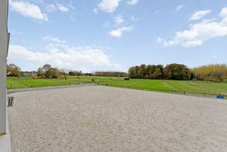 Ce vaste complexe équestre comprenant pas moins de 35 boxes offre une gamme complète d'installations répondant aux normes les plus élevées pour...