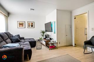 Op een toplocatie in het hart van Mechelen bevindt zich dit 1 slaapkamer appartement met bovengrondse staanplaats. Het appartementsgebouw bevindt zich nabij het nieuwe Tinelpark, de bibliotheek Het Predikheren en het Museum Kazerne Dossin. Het bruisende centrum van Mechelen met zijn cultuuraanbod, stadsbioscoop, horeca en scholen liggen op wandelafstand. Tevens geniet u van een uitstekende bereikbaarheid vlakbij belangrijke invalswegen zoals de E19, wat de ligging extra aantrekkelijk maakt. <br /><br />Het appartement bevindt zich op het gelijkvloers. We betreden het appartement via de inkomhal met vestiairekast. De leefruimte geniet van veel lichtinval door de grote raampartijen. Deze kan u inrichten met een gezellige zithoek en een aparte eetplaats. Aansluitend vindt u de keuken, voorzien van de voornaamste toestellen. Verder beschikt u over een slaapkamer en de badkamer, uitgerust met een ligbad, lavabo en toilet. De aansluitingen voor uw wasmachine en droogkast zijn tevens aanwezig. Verder geniet u hier nog van een aparte kelderberging, een bovengrondse staanplaats en een gemeenschappelijke tuin waar u steeds in alle rust kan genieten van het mooie weer. <br /><br />Dit is een uitstekende opportuniteit indien u op zoek bent naar een 1 slaapkamer appartement met staanplaats op een centrale ligging in Mechelen. Contacteer ons vrijblijvend via 0480 66 14 77 of bezoek www.boonstravastgoed.be voor meer informatie.<br /><br />Bijzonderheden:<br />- 1 Slaapkamer<br />- Bovengrondse staanplaats<br />- Centrale ligging in hartje Mechelen