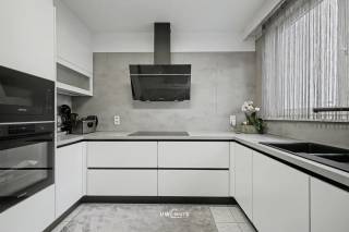 Op een topligging in centrum Beveren, op slechts 400 meter van de Grote Markt, bevindt zich deze gerenoveerde woning (2020) met 4 slaapkamers en een EPC C (212) – net geen label B.<br /><br />Je komt binnen in een ruime inkomhal met handige berging, die doorloopt naar de gezellige leefruimte. Achteraan bevindt zich de vernieuwde, volledig geïnstalleerde keuken (2020) met plaats voor een ontbijthoek.<br /><br />Verder vind je op het gelijkvloers nog een badkamer en een kelder voor extra opslagruimte.<br /><br />Op de eerste verdieping bevinden zich drie ruime slaapkamers, een apart toilet en een wasruimte. Van hieruit heb je ook toegang tot het ruime dakterras.<br /><br />Via een vaste trap bereik je de afgewerkte zolder, die perfect kan dienen als vierde slaapkamer, hobbyruimte of bureau.<br /><br />Buiten is er nog een gezellige stadskoer, ideaal om te genieten van de buitenlucht met weinig onderhoud.<br /><br />Technische troeven:<br />• Gerenoveerd in 2020<br />• EPC C (212) – net geen B<br />• Verwarming met condensatieketel op gas (2020)<br />• Elektriciteit conform tot 2046<br />• 4 slaapkamers <br />• Ruim dakterras<br /><br />Een ideale woning voor wie centraal wil wonen met veel ruimte en comfort.<br /><br />Op zoek naar een ruime woning met aparte woonunit op een uitzonderlijke ligging?<br />Contacteer ons via 052 46 38 03 voor meer informatie of een bezoek.<br />