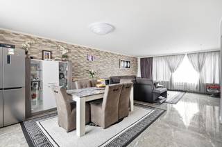 <strong>Ruime woning met studio, terras en tuin te koop in Wommelgem!</strong><br /><br />Bent u op zoek naar een gerenoveerde woning op een centrale locatie in Wommelgem nabij belangrijke invalswegen en verschillende winkels? Neem dan zeker eens een kijkje naar deze gerenoveerde tweewoonst (woning + studio)! De woning is ideaal ingedeeld als toffe kangoeroewoning of als cohousing project! <br /><br />We betreden de woning via de ruime inkomhal met traphal. Deze begeleidt u naar de volledig ingerichte studio. Deze beschikt over een eigen keuken, een slaapkamer en een privé badkamer. De badkamer is voorzien van een ligbad met douchefunctie, een handdoekradiator en een badkamermeubel. Op deze verdieping vinden we eveneens nog een handig gastentoilet. <br /><br />De trap brengt ons naar de open nachthal op de eerste verdieping.  <br />Vanuit de nachthal komen we terecht in de lichtrijke woon- en eetkamer. Deze biedt ons toegang tot de volledig geïnstalleerde keuken. Deze is uitgerust met alle nodige toestellen. Zo vindt u hier een combi-oven, vaatwasser, spoelbak, granieten werkblad en een vijfpitsgasvuur.<br />Via de keuken betreden we het terras. Dit is ruim en west-georiënteerd, waardoor u de hele namiddag van het zonnetje kan genieten.<br />Tenslotte bevindt zich op deze verdieping eveneens nog een apart toilet.<br /><br />De tweede verdieping beschikt over 3 ruime slaapkamers (16,50; 16, 11 m²) en een volledig betegelde badkamer.  Deze is voorzien van een inloopdouche en over een aansluiting voor wasmachine en droogkast. <br /><br />Tot slot is er nog een oprit achteraan de woning.<br /><br />Troeven:<br />+ Toplocatie in het centrum van Wommelgem<br />+ Instapklaar<br />+ Langs achter toegankelijk<br />+ Zonnepanelen<br />+ Recent gerenoveerd<br />+ Ideaal als kangoeroewoning / voor cohousing<br />+ 2 badkamers aanwezig<br /><br />Voor meer informatie of een afspraak ter plaatse, aarzel niet ons te contacteren. Wij zijn bereikbaar via het nummer 03 337 50 70 of info@vbvastgoed.be.