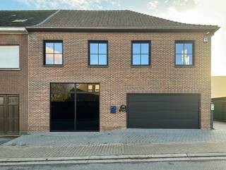 Ontdek deze recent gerenoveerde halfopen bebouwing, gelegen aan de Cauterdreef 6A te Ninove, waar hedendaags wooncomfort, hoogwaardige afwerking en energiezuinigheid perfect samenkomen. Deze instapklare woning bevindt zich in een rustige, landelijke omgeving en biedt tegelijk een uitstekende bereikbaarheid. Het station van Eichem bevindt zich op slechts 1 km, een bushalte op amper 100 meter en het bruisende centrum van Ninove ligt op slechts 3 km afstand.<br /><br />Bij het betreden van de woning wordt u meteen verwelkomd door een stijlvol en modern interieur, afgewerkt met duurzame kwaliteitsmaterialen en oog voor detail. De lichtrijke leefruimtes creëren een aangename woonbeleving en sluiten naadloos aan op de exclusieve, volledig uitgeruste SIEMATIC-keuken. Deze luxekeuken is voorzien van alle hedendaagse comfort, waaronder een Quooker-kraan, BORA-inductiekookplaat, vaatwasser, (stoom)oven, combi-oven en een koelkast met vriesvak. Een droom voor iedere kookliefhebber.<br /><br />De woning beschikt over volwaardige slaapkamers, aangevuld met een ruime inrichtbare zolderkamer die perfect dienst kan doen als master bedroom, speelkamer, hobbyruimte of thuiskantoor. Daarnaast zijn er nog twee ruime polyvalente ruimtes aanwezig, ideaal voor een vrij beroep, praktijkruimte, fitness, hobbykamer of extra slaapkamers.<br /><br />Verder beschikt de woning over een volledig ingerichte badkamers, voorzien van een toilet. Eén badkamer is uitgerust met een comfortabele inloopdouche en een heerlijk massagebad voor optimale ontspanning.<br /><br />Buiten geniet u van een ruim en zonnig terras van maar liefst 35 m², waar u in alle rust kunt ontspannen of gezellig gasten kunt ontvangen. Bovendien beschikt de woning over een ruime garage met sectionaalpoort en maar liefst vier private parkeerplaatsen, een absolute troef voor gezinnen of zelfstandigen.<br /><br />Bent u op zoek naar een instapklare, energiezuinige woning met hoogwaardige afwerking, veel leefruimte en een uitstekende ligging? Dan is deze prachtige woning absoluut een bezoek waard.<br /><br />📞 Contacteer ons vandaag nog voor meer informatie of een bezoek ter plaatse.