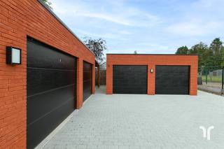 Centraal gelegen nieuwbouw garage in een kleinschalig project.Traditioneel gebouwde garage. De garage is vlot toegankelijk en beschikt over...