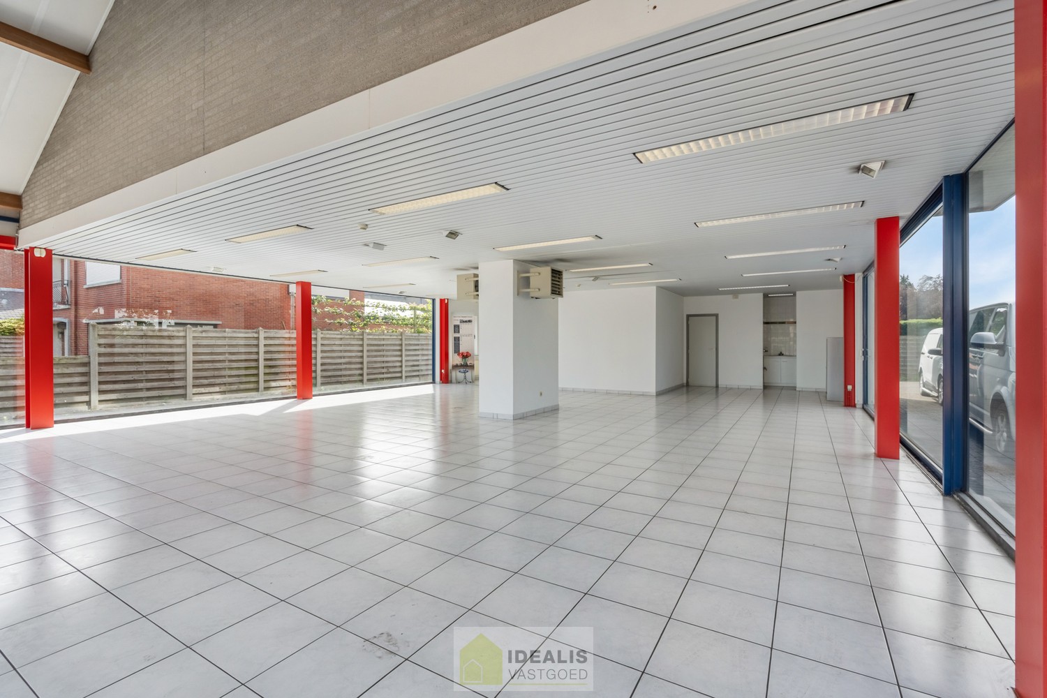 IDEALIS VASTGOED – Handelsruimte/showroom met 2 appartementen gelegen op een perceel van 6a 47ca op een commerciële zichtlocatie op het ‘Lindel’. - foto 4