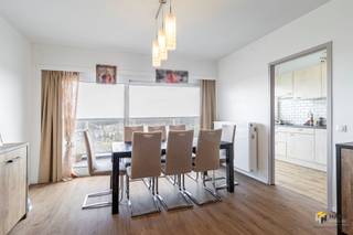 <p><span>Appartement clé en main (88m²) avec 2 chambres et terrasse (22m²) à Merksem.</span></p><p><span> </span></p><p><span>Vous rêvez de vous réveiller chaque jour avec une belle vue dégagée ? Au onzième étage de la résidence Lierde bien entretenue, ce rêve devient réalité. Outre ce panorama unique, vous bénéficiez ici d'une excellente accessibilité, que ce soit en voiture, en transports en commun ou grâce au système de vélo-partage. Le toit a déjà été rénové et isolé de manière conforme avec 12 cm de PIR.</span></p><p><span> </span></p><p><span>Quels sont les autres avantages de l'appartement ? L'appartement lui-même est soigneusement entretenu et offre une surface habitable de ... m², avec deux chambres à coucher spacieuses et une terrasse spacieuse de pas moins de 22 m² avec une orientation nord-est. </span></p><p><span> </span></p><p><span>Vous entrez dans le hall d'entrée avec une armoire encastrée. De là, vous accédez au séjour lumineux (30 m²), qui se connecte parfaitement à la cuisine séparée et entièrement équipée (9 m²). Un avantage absolu est que le salon, la cuisine et les deux chambres (11 m² et 14 m²) ont un accès direct à la terrasse —, ce qui est idéal pour profiter au maximum de l'espace extérieur et de la vue. En outre, l'appartement dispose d'un WC séparé, d'un débarras pratique (2 m²) et d'une salle de bains (4 m²) avec cabine de douche et lavabo.</span></p><p><span> </span></p><p><span>Vous êtes convaincu et vous souhaitez découvrir l'appartement de vos propres yeux ? Alors n'attendez plus et prenez vite rendez-vous ! Surface habitable 88 m² – ref : surface brute de plancher. Pour plus d'informations ou une estimation gratuite, visitez </span><span><span>www.hansimmo.be</span></span></p><p><span> </span></p><p><span> </span></p>