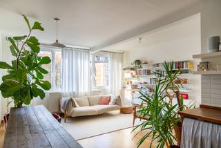 Op zoek naar een stijlvolle woonplek met warme sfeer? Dan is dit vernieuwde appartement (64 m²) op de tweede verdieping in een kleine residentie de geknipte optie. De ruimte maakt indruk met troeven als overvloedig natuurlijk licht, een moderne afwerking met hedendaags wooncomfort én de ligging in een buurt die terecht aan populariteit wint.<br /><br />Ligging met toekomstwaarde:<br />Op amper twee minuten wandelen start binnenkort de indrukwekkende transformatie van de Stuivenbergsite, een ambitieus stadsproject met een budget van maar liefst €200 miljoen. Denk aan nieuwe wandelpaden, ontmoetingsplekken en 30.000 m² aan publieke groene ruimte. Een echte groene long om de hoek dus — een gegarandeerde meerwaarde voor dit appartement. Met het bekende Park Spoor Noord en ook de recent voltooide Slachthuissite vlakbij, krijg je het beste van twee werelden: alle voordelen van de stad, terwijl je ook de snelweg bereikt in slechts enkele minuten.<br /><br />Het gebouw:<br />De residentie werd in 2011 volledig gestript en opnieuw opgebouwd — geen klassieke renovatie, maar een echte vernieuwbouw.<br /><br />Indeling:
<ul>
	<li>De 64 m² zijn bijzonder slim benut, met een aangenaam ruimtelijk gevoel en een mooie lichtinval die zich overal doet voelen.</li>
	<li>Een open, volledig uitgeruste keuken die organisch overloopt in de met licht overgoten leefruimte</li>
	<li>Een ruime, rustige slaapkamer met en suite douchekamer</li>
	<li>Een apart toilet</li>
	<li>Daarbovenop beschik je over een kelderberging en een gemeenschappelijke fietsenstalling op het gelijkvloers.</li>
</ul>
<br />Afwerking &amp; technische highlights:
<ul>
	<li>Dit appartement verrast met duurzame en warme materialen</li>
	<li>Bamboe parket</li>
	<li>Moderne keuken (met aparte koelkast)</li>
	<li>PVC-ramen met hoogrendementsglas</li>
	<li>Hoogrendementsketel</li>
	<li>Individuele meters</li>
	<li>Conforme elektrische installatie</li>
	<li>Energieprestatie EPC A</li>
</ul>
<br />Troeven:
<ul>
	<li>Vernieuwbouw (2011)</li>
	<li>Energiezuinig wonen (EPC A)</li>
	<li>Buurt in volle positieve ontwikkeling</li>
	<li>Nabij winkels, scholen, horeca, openbaar vervoer en invalswegen</li>
	<li>Perfect als starterswoning of zorgeloze investering</li>
	<li>Lage gemeenschappelijke kosten: €50/maand, inclusief blokpolis.</li>
</ul>
<br />Kortom:<br />Een licht, toekomstbestendig appartement met karakter en hedendaags comfort in een buurt die alleen maar beter wordt. Ideaal voor wie slim wil investeren of heerlijk wil thuiskomen in de stad.<br /><br />Interesse?<br />Mail naar info@wellimmo.net of bel +32 3 225 00 68<br /> 