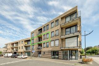 <p><span>Au cœur de Burcht, vous trouverez cet appartement prêt à emménager et économe en énergie, à vendre. Commerces, écoles, crèches, transports en commun et de nombreuses infrastructures sportives et de loisirs sont accessibles à pied. L'appartement bénéficie d'un emplacement central, tout en étant situé dans un quartier calme.</span></p><p><span> </span></p><p><span>Il est situé au deuxième étage d’un immeuble avec ascenseur. Le séjour est spacieux et lumineux et donne accès à une belle terrasse. La belle cuisine ouverte et bien équipée renforce encore davantage cette sensation d’espace dans le séjour.</span></p><p><span> </span></p><p><span>Les chambres sont équipées d’armoires encastrées sur mesure de grande qualité, qui offrent un confort supplémentaire et permettent une utilisation optimale de l’espace.</span></p><p><span> </span></p><p><span>De plus, l’appartement dispose d’un</span><span>carport/place de parking privative</span><span> fermée</span><span> </span><span></span><span>, d’un local à vélos séparé et d’un local à poubelles commun. Les </span><span>8 panneaux solaires privés</span><span> contribuent à la faible consommation d'énergie, ce qui se traduit par une excellente performance énergétique avec un </span><span>label EPC A.</span></p><p><span> </span></p><p><span>Agencement</span><span>:</span></p><p><span>- hall d'entrée</span></p><p><span>- salon spacieux et lumineux</span></p><p><span>- cuisine entièrement équipée<br />- débarras/buanderie</span></p><p><span>- terrasse ensoleillée et au calme </span></p><p><span>- des toilettes pour invités</span></p><p><span>- première chambre avec placards intégrés</span></p><p><span>- deuxième chambre avec placards intégrés</span></p><p><span>- salle de bains avec baignoire, douche et meuble-lavabo </span></p><p><span>- abri de voiture privatif à acheter pour 15 000 euros </span></p><p><span>- local séparé pour les vélos et les poubelles</span></p><p><span> </span></p><p><span>Atouts</span></p><p><span>- Récente et économe en énergie</span></p><p><span>- 8 panneaux solaires privés<br />- Tout le confort &amp; finitions soignées</span></p><p><span>- Surface habitable de 86 m² + terrasse de 7 m²</span></p><p><span>- Label EPC A</span></p><p><span> </span></p><p><span>Cet appartement économe en énergie et aux finitions soignées vous intéresse ? Répondez à cette annonce et nous nous ferons un plaisir de vous contacter pour organiser une visite.</span></p><p><span>Vous recherchez un autre bien immobilier, un investissement ou vous souhaitez connaître la valeur de votre bien ? Chez BOLT Immo, vous êtes à la bonne adresse ! Nous serons ravis de vous aider.</span></p><p><span> </span></p>