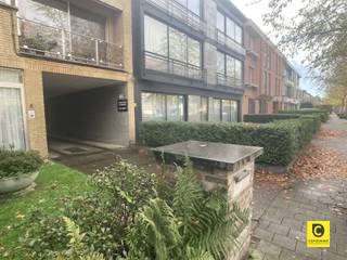 <p><span>Ruime bovengrondse garagebox met automatische poort!</span><span> </span></p><p><span>De garagebox geniet een centrale ligging in een veilige en rustige straat, parallel met de Fruithoflaan, en dus vlakbij voorname invalswegen zoals de E19, E34 en de ring. </span></p><p><span>De box is onmiddellijke beschikbaar, leent zich niet enkel voor het stallen van uw wagen en fietsen, maar ook als geheel droge stockageruimte. </span></p><p><span>Ideaal voor eigen gebruik, maar ook zéér gegeerd ter investering.</span></p><p><span> </span></p><p><span>Afmetingen box: 5.87m diep, 2.61m breed en 2.13m hoog</span></p><p><span>Afmetingen Poort: 2.37m breed en 1.91m hoog</span></p><p><span> </span></p>