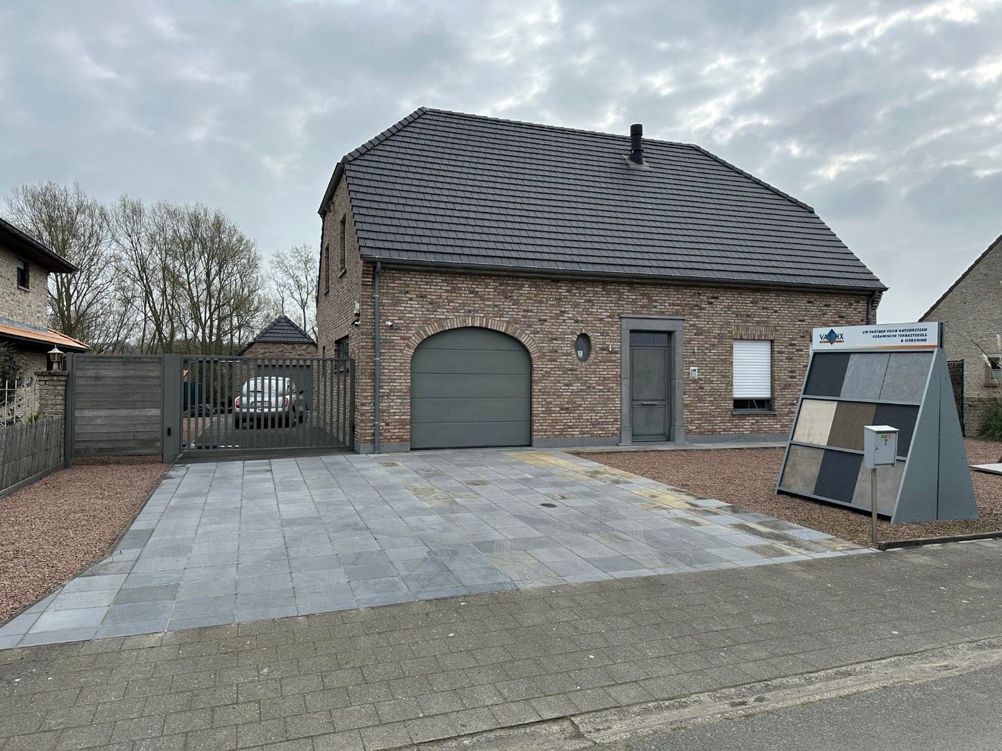 Alleenstaande woning met 3 slaapkamers, 3 garages en veel parkeermogelijkheid! - foto 2