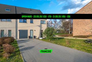 Moderne halfopen woning in Scherpenheuvel<br /><br />Ontdek deze instapklare woning te koop in het charmante Scherpenheuvel-Zichem, waar ruimte, licht en comfort naadloos samenkomen.<br /><br />Deze gezellige gezinswoning uit 2019 biedt maar liefst 230 m² bewoonbare oppervlakte en is afgewerkt met oog voor detail. De lichtrijke leefruimte vormt het hart van de woonst en sluit naadloos aan op de moderne keuken. Met vier volwaardige slaapkamers en een stijlvolle badkamer is dit huis perfect voor gezinnen die ruimte zoeken. Buiten geniet u van een grote tuin en een aangenaam terras, ideaal voor ontspanning in alle rust. De ligging is een absolute troef: rustig wonen in Scherpenheuvel-Zichem en toch vlakbij het centrum, winkels en scholen. Bovendien beschikt de eigendom over een inpandige garage en extra parkeermogelijkheden buiten.<br /><br />Interesse in deze ruime woning in Scherpenheuvel-Zichem? Neem vandaag nog contact op via rotselaar@immofrancois.be of 016/946.945 en plan uw bezoek. Wij zijn actief in onder andere Rotselaar, Wilsele, Holsbeek, Haacht, Keerbergen, Tremelo, Aarschot en Scherpenheuvel, en begeleiden u graag bij elke stap.<br /><br />Woning verkopen in Scherpenheuvel-Zichem? Vraag je gratis schatting aan bij Immo Francois via rotselaar@immofrancois.be.<br /><br />