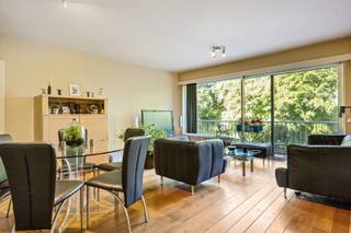 <p><span>Gelegen in de rustige Hovestraat, op wandelafstand van winkels, het centrum en belangrijke invalswegen, geniet je hier van de perfecte combinatie van comfort, bereikbaarheid en een aangename woonomgeving.</span><span><br /></span><span><br /></span><span>Je komt binnen in de lichtrijke leefruimte, waar de grote raampartijen zorgen voor een aangenaam ruimtegevoel en veel natuurlijke lichtinval. De volledig uitgeruste, gesloten keuken sluit hier naadloos op aan. Vanuit de leefruimte stap je zo het ruime terras op, waar je geniet van een mooi groen uitzicht. Via de nachthal bereik je de twee ruime slaapkamers en de badkamer. De mooie parketvloer, die doorloopt doorheen het volledige appartement, creëert een warme en verzorgde uitstraling.</span><span><br /></span><span><br /></span><span>Als extra troef beschikt het appartement over een ruim terras en een private kelderberging, ideaal voor extra opslagruimte. Bovendien is er de mogelijkheid om een garagebox met een extra staanplaats vóór de garagebox aan te kopen, een absolute meerwaarde op deze locatie.</span></p>
<p><span>Troeven</span></p>
<p><span>- Instapklaar appartement</span></p>
<p><span>- Rustige, centrale ligging in Edegem</span></p>
<p><span>- Goed epc en AREI is conform</span></p>
<p><span>- Praktische berging</span></p>
<p><span>- Mogelijkheid tot aankoop van garagebox en staanplaats voor de garagebox (35.000 euro)<br /><br />- Nieuwe keukentoestellen (2025)<br /><br />- Gepantserde veiligheidsbranddeur <br /></span></p>
<p><span>Voel jij je hier al thuiskomen? Plan dan snel je bezoek en ontdek het appartement zelf.</span><span><br /></span><span>Plan vandaag nog je bezoek via info@jamar.immo of bel 03 435 31 33.</span></p>
<p><span>Alle attesten zijn terug te vinden op</span><span> </span><span>https://jamar.immo</span><span>.</span></p>
<p><span>Wg, Vg, Gvv, Gvkr, Gmo. Niet gelegen in overstromingsgevoelig gebied.</span></p>