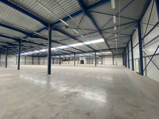 <p>Opslagruimte van 9.217 m² te huur in Sint‑Niklaas, strategisch gelegen in Europark‑Noord en met uitstekende visibiliteit dankzij de ligging vlak naast de R42.</p>
<p>De opslagruimte van 9.217 m² beschikt over 9 laad- en loskades, sectionale poort, een vrije hoogte van 7 meter, polybetonvloer, lichtstraten en verwarming op gas. Daarnaast is er een recent gerenoveerde kantoorruimte van 330 m², uitgerust van alle voorzieningen zoals sanitair ed.</p>
<p>De volledige site is verhard en biedt een ruime parking vooraan het gebouw.<br /><br />Het pand is beschikbaar vanaf 07/2026. <br />Indien gewenst kan een deel van de opslagruimte al vroeger ter beschikking worden gesteld.</p>
<div>Bij interesse, contacteer Structura.biz voor een bezoek ter plaatse!</div>