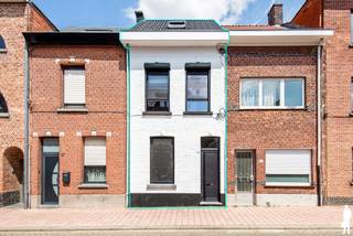 <strong>Instapklare woning pal in het centrum van Duffel</strong><br /><br /><strong>Algemeen:</strong><br />- Gerenoveerde energiezuinige woning met EPC B<br />- Volledig geïnstalleerde KVIK keuken met ontbijthoek<br />- Grote leefruimte met zithoek en open keuken <br />- Bureauruimte<br />- 2 ruime slaapkamers <br />- Grote badkamer met inloopdouche<br />- Onderhoudsvriendelijke tuin met automatische zonneluifel<br />- Optimale lichtinval dankzij raampartij en lichtstraat<br />- Beschikbaarheid: april 2027<br /><br /><strong>Onmiddellijke omgeving:</strong><br />- Scholen, parken, winkels en openbaar vervoer op fiets- en wandelafstand<br />- Zeer vlotte bereikbaarheid naar Antwerpen en Brussel (E19 en trein)<br /><br /><strong>Bijzondere kenmerken:</strong><br />- Kwalitatieve totaalrenovatie 2021<br />- Verwarming via DAIKIN airco toestellen<br />- Kelder aanwezig<br />- Ramen dubbele beglazing met automatische rolluiken<br />- 12 cm dakisolatie<br />- Vloerisolatie op GLVL en tussenverdiepingen<br /><br /><strong>Indeling:</strong><br /><span>Gelijkvloerse verdieping (ca. 60 m²)</span><br />- Inkomhal met apart gastentoilet<br />- Bureau vooraan<br />- Aparte berging/wasplaats<br />- Leefruimte met zithoek<br />- Volledig geïnstalleerde keuken (Zanussi toestellen) met veel werkruimte<br />- Onderhoudsvriendelijke tuin met voldoende privacy<br /><br /><span>Eerste verdieping (ca. 30 m²)</span><br />- Nachthal <br />- Ruime slaapkamer (ca. 12 m²)<br />- Badkamer met inloopdouche + 2 wastafels en toilet <br /><br /><span>Tweede verdieping (ca. 25 m²)</span><br />- Master bedroom (ca. 20 m²)<br /><br />Voor meer informatie kan u terecht op www.deboerenpartners.be.