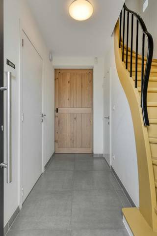 Welkom in deze prachtige halfopen bebouwing in het hart van Brecht, gelegen in een rustige, residentiële en kindvriendelijke woonwijk. Deze volledig gerenoveerde en perfect onderhouden woning is instapklaar en combineert comfort met een uitstekende ligging.<br /><br />Dankzij de centrale locatie bevinden winkels, scholen, openbaar vervoer, het station en de snelweg (E19) zich op korte afstand. Een ideale thuis voor gezinnen of koppels die op zoek zijn naar een instapklare woning op een toplocatie.<br /><br />Indeling van de woning:<br />Gelijkvloers<br />• Inkomhal met gastentoilet <br />• Lichtrijke leefruimte met grote raampartijen <br />• Open keuken aansluitend aan de leefruimte <br />• Grote en praktische berging opgedeeld in 3 afzonderlijke ruimtes <br />• Praktische zij-ingang met toegang tot de tuin <br /><br />Eerste verdieping<br />• 3 volwaardige slaapkamers <br />• Badkamer <br /><br />Zolderverdieping<br />• Volledig afgewerkte en praktisch ingedeeld<br /><br />Troeven:<br />• Onderhoudsvriendelijke tuin met ZO-oriëntatie en tuinhuis<br />• Energiezuinige woning met EPC A <br />• Ventilatiesysteem D <br />• Geen asbest <br />• Elektriciteit conform <br />• Screens en airconditioning <br />• Alarmsysteem <br /><br />Deze verzorgde woning biedt een ideale combinatie van gezellig wonen, praktische indeling en een uitstekende bereikbaarheid. Een unieke kans voor wie op zoek is naar een instapklare woning in een aangename omgeving.<br /><br />De woning zal beschikbaar zijn april/mei 2027.<br /><br />Afspraak via Dewaele.com!<br /><br />De algemene voorwaarden van Dewaele DIY kunt u steeds raadplegen via dewaele.com.<br /><br />Bestuursmaatregelen in het maatregelenregister: in aanvraag