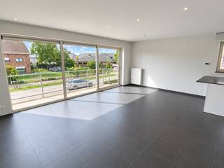 BEZOEKMOMENT: maandag 21 september van 16 uur tot 18 uur. Mits het maken van een afspraak via 09 395 05 40 of verkoop@concept-home.be. <br /><br />Dit modern, energiezuinig appartement gelegen op de eerste verdieping beschikt over een bewoonbare oppervlakte van 89 m². Het appartement situeert zich nabij het centrum van Evergem waardoor verschillende commerciële handelszaken vlakbij het appartement terug te vinden zijn. Daarnaast is er een uitstekende verbinding met de R4.<br /><br />De indeling van het appartement ziet er als volgt uit: inkomhal met vestiaire, bezoekerstoilet, ruime woonkamer met volledig ingerichte keuken voorzien van alle toestellen, functionele berging, twee volwaardige slaapkamers en badkamer met badkamermeubel, dubbele lavabo en inloopdouche. Bijkomend beschikt het pand over een zon georiënteerd terras, een privatieve garagebox én parkeerplaats.<br /><br />Rewegwaterrecuperatie voor toilet + buitenkraan (wassen auto)<br /><br />Hoogwaardige afwerking + meteen instapklaar<br /><br />TROEVEN: energiezuinig / ligging / privatieve garagebox én parkeerplaats / geluidsarm, dubbel geïsoleerd zowel horizontaal als verticaal<br /><br />Huurprijs: 935,00 euro + 60,00 euro gemeenschappelijke kosten<br /><br />Heeft u graag meer informatie of een bezoek gepland? Aarzel dan niet om ons te contacteren op 09 395 05 40 of verhuur@concept-home.be