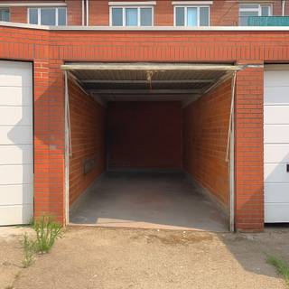 Bent u op zoek naar een garagebox in een klein complex? Dan stellen wij graag deze garagebox G8 aan u voor. Ideaal voor uw wagen, stockage...