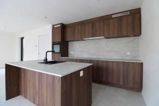 Volledig AFGEWERKTE halfopen BEN nieuwbouwwoning

Prachtige VOLLEDIG AFGEWERKTE nieuwbouwwoning gelegen in de dorpskern van Zoersel.

Deze halfopen woning is gelegen op een mooi perceel van +- 365m² en bestaat uit een ruime en lichte woonkamer met open keuken, inkomhal, berging, 2 aparte toiletten, 3 slaapkamers, badkamer, zolder (met vaste trap te bereiken en voorzien van ramen, kan eventueel ook ingericht worden als extra slaapkamer), inpandige garage en een zonnige tuin.

VP: € 505.145,50 excl. kosten