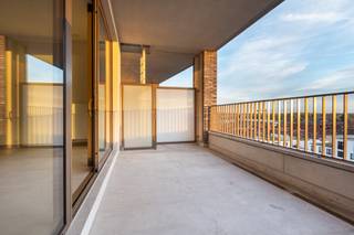 <p>Het appartement is gelegen aan de Dascottelei in Deurne, met een supermarkt in het gebouw en openbaar vervoer voor de deur. Een uiterst praktische en centrale ligging. Het appartement beschikt over een lichtrijke leefruimte met een open, volledig uitgeruste keuken die alle comfort biedt. Via de hal bereik je twee slaapkamers, een bureauruimte tussenin, een handige berging en een badkamer met inloopdouche. Daarnaast is er een ruim en zonnig terras en is er in de ondergrondse garage nog een privatieve autostaanplaats inbegrepen in de huurprijs. De gemeenschappelijke kosten bedragen €80,00 per maand.</p>
