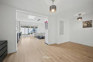 Deze charmante woning , gelegen in het groene en rustige Bornem, combineert karakter met comfort en biedt een ideale leefomgeving voor wie op zoek is naar ruimte en rust dichtbij alle voorzieningen. Met een bewoonbare oppervlakte van maar liefst 182 m² beschikt deze woning over vier ruime slaapkamers en twee comfortabele badkamers, waardoor volop plaats is voor een groot gezin of extra werk- en hobbyruimtes. Het zonnige terras vormt een heerlijke buitenoase, perfect om te ontspannen of te spelen. Dankzij de uitstekende ligging geniet u van de nabijheid van winkels, scholen en het openbaar vervoer. 
Kortom een ruime woning op een ideale ligging.  Contacteer ons voor een afspraak!