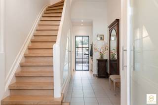 <p><span>Authentieke &amp; totaal gerenoveerde woning gelegen in één van de rustigste straten van de gegeerde Pulhofwijk daterend uit de jaren 30. Ca 250 m² groot met een prachtige lichtinval, hoge plafonds en originele elementen. Aangename leef-en eetruimte met OH cassette,  aansluitende open ingerichte keuken doorgevend op een zonnige stadstuin waar de stilte overheerst. De woning werd door de jaren heen prima onderhouden &amp; aangepast aan de huidige normen (nieuw dak + ramen, 28 zonnepanelen + 2 batterijen, nieuwe crépi + isoleren van de buitengevels + recente cv ketel). Dit maakt dat we een EPC met een B-score hebben + een conforme elektriciteitskeuring.  Verd1. beschikt over een riante hoofdslk op de volledige breedte en bevat een tweede slkm aan de achterzijde. Ruime badkamer met ligbad, wc en douche.  Verd2: drie extra slaapkamers op originele plankenvloer en een tweede doucheruimte. De kelder is eveneens bereikbaar via de straat wat handig is om er de fietsen op te bergen. In de nabijheid bevinden zich tal van scholen, winkels, verschillende campussen van de Universiteit Antwerpen, grote invalswegen. </span></p><p><span>Prima instapklare woning met een ziel, op topligging!</span></p>