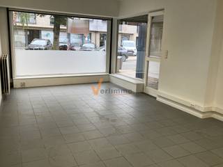 <p><span>AANTREKKELIJK COMMERCIEEL PAND IN SCHOTEN</span></p><p><span> </span></p><p><span>Dit veelzijdige handelsgelijkvloers is gelegen in het hart van Schoten, op een uitstekende locatie met goede zichtbaarheid en bereikbaarheid. Het pand biedt ideale mogelijkheden voor diverse commerciële doeleinden en is perfect geschikt voor ondernemers die een goed gepositioneerd handelspand zoeken.</span></p><p><span> </span></p><p><span>Het pand beschikt over een ruime winkelruimte aan de voorzijde met grote raampartijen die veel natuurlijk licht binnenlaten en uitnodigende etalagepresentatie mogelijk maken. </span></p><p><span> </span></p><p><span>Aan de achterzijde vindt u een goed uitgeruste backoffice zone met praktische voorzieningen, waaronder een kitchenette met waterpunt en kasten. Deze ruimte is ideaal voor administratie, voorraadbeheer en personeelsfaciliteiten.</span></p><p><span> </span></p><p><span>Een aanzienlijk voordeel is de beschikking over een garage. Dit biedt extra mogelijkheden voor opslag of voertuigenparking. </span></p><p><span> </span></p><p><span>- </span><span>onmiddellijk beschikbaar</span></p>