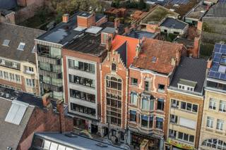 Located on Bondgenotenlaan, just 100 metres from the train station, we are pleased to offer this beautiful studio in a prime location in Leuven. Behind the magnificent 1916 façade lies this characterful studio, quietly situated at the rear of the building on the second floor.<br /><br />The studio was fully renovated in 2024 with respect for its authentic features. High ceilings, charming interior doors and warm wooden floors create a unique combination of contemporary comfort and historic charm.<br /><br />With a living area of 37 m², the studio offers a pleasant living space with kitchenette and a particularly spacious bathroom equipped with a double washbasin, bathtub and shower. The studio features a practical built-in cabinet with a double fold-away bed, a smart and stylish solution that optimizes the available space.<br /><br />A major asset is the spacious rear terrace, the perfect place to relax in peace on a warm summer day.<br /><br />Thanks to its exceptional location, recent renovation and characterful setting, this studio represents an excellent opportunity, both for private occupancy and as an investment.