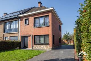 Deze gerenoveerde halfopen bebouwing in Sint-Amandsberg biedt een aangename combinatie van ruimte, lichtinval en hedendaags wooncomfort. De woning heeft een frisse, verzorgde uitstraling en geniet dankzij de vele ramen van een natuurlijke lichtinval die het ruimtelijke gevoel extra versterkt.<br />De lichtrijke leefruimte sluit aan op de ruime, vernieuwde witte keuken, die voorzien is van een gasfornuis en voldoende werk- en kastruimte. De frisse afwerking zorgt voor een aangename en praktische kookomgeving. Op het gelijkvloers bevindt zich bovendien een slaapkamer met natuurlijke lichtinval. Op de eerste verdieping zijn er nog twee slaapkamers en een vernieuwde badkamer, uitgerust met een inloopdouche, een modern badkamermeubel en een toilet. Een extra kleine kamer is huidig ingericht als wasplaats. Ook buiten is het aangenaam vertoeven. Het terras sluit aan op een tuin met grasperk, waar voldoende ruimte is om te ontspannen of gezellig buiten te zitten. Het afzonderlijke tuinhuis biedt extra opbergmogelijkheden voor tuinmateriaal en fietsen.<br />Een bijkomende troef is de parkeergelegenheid zowel voor als naast de woning, wat zorgt voor extra praktisch comfort. Deze lichtrijke, gerenoveerde woning in Sint-Amandsberg biedt met haar drie slaapkamers, moderne keuken, vernieuwde badkamer, aangename tuin en parkeermogelijkheden een comfortabele thuis voor wie op zoek is naar ruimte en een frisse, hedendaagse woonomgeving. Bezoekdag op zaterdag 31/10 : Inschrijven via mail naar stefan@immo-home.be, geen telefonische inschrijvingen! Volg ons op Fb en Insta. Voor meer info: www.immo-home.be. GRATIS SCHATTING & GRATIS FINANCIEEL ADVIES