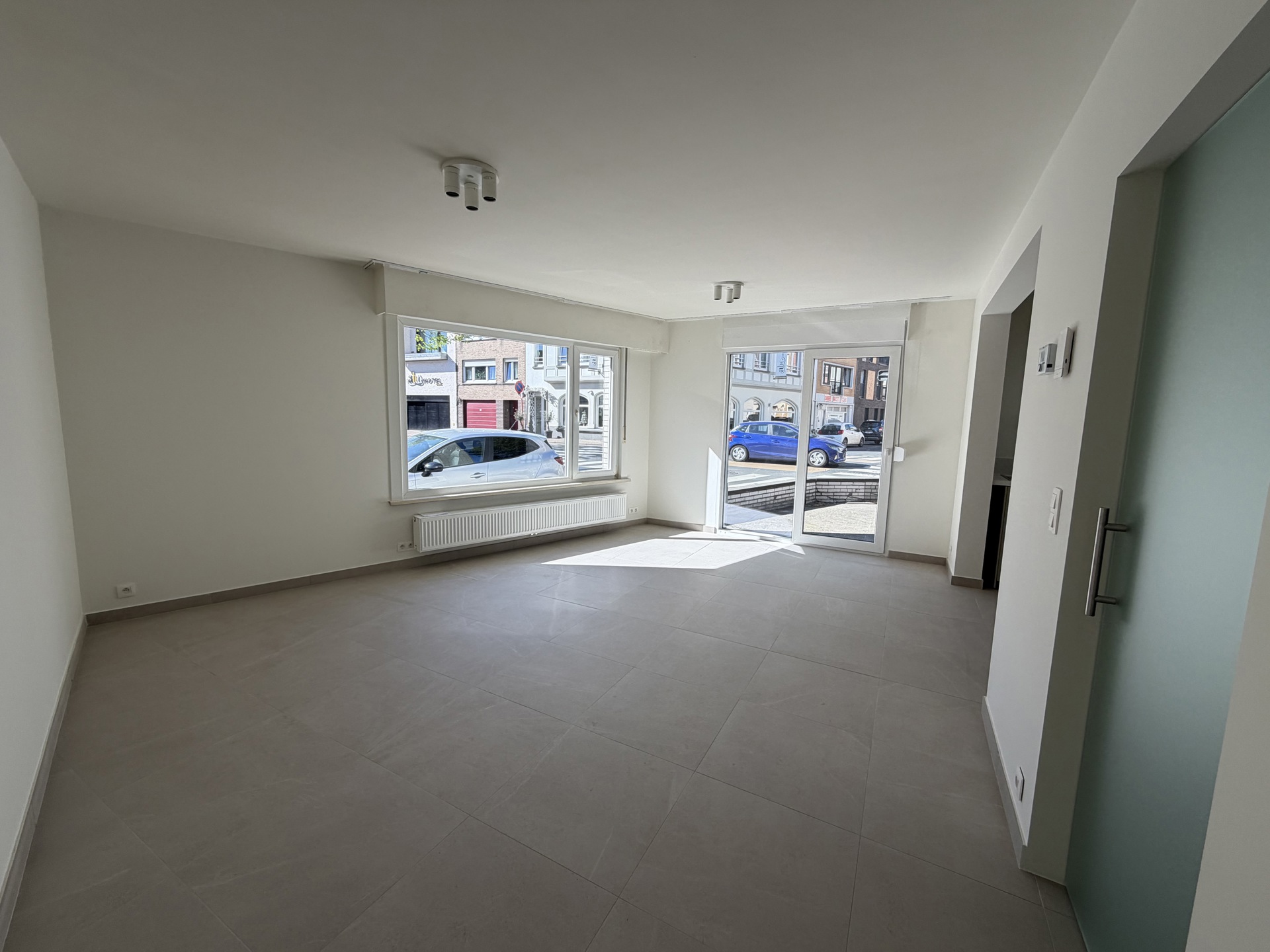 Gerenoveerd hoekappartement met tuin en veel licht - foto 2