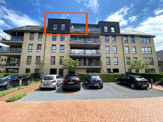 <p>Energiezuinig appartement TE HUUR in Residentie Lucas III nabij centrum Oudenaarde.</p><p>Het appartement voorziet een inkomhal met aansluitend een berging en een gastentoilet, een ruime lichtrijke leefruimte met open keuken,<br />2 ruime slaapkamers en badkamer met een dubbel lavabomeubel en douche.<br />Een autostaanplaats en fietsenstalling zijn voorzien in de ondergrondse parkeergarage.</p><p>€75/mnd gemeenschappelijke lasten<br />Er zijn enkele meubels over te nemen.</p><p>Interesse?<br />vraag uw bezoek aan via onze website www.immodhondt.be <br /> </p>