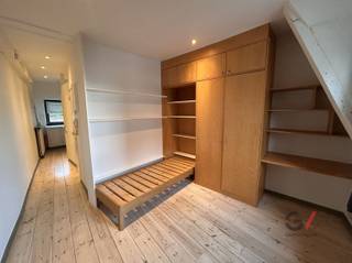 <p>Deze studio van 30 m² is ideaal gelegen in het historische centrum van Leuven, op een rustige binnenstraat omgeven door authentieke architectuur. Het pand maakt deel uit van een karaktervol gebouw dat zich perfect integreert in de sfeer van de oude stad. <br />De studio beschikt over één slaapkamer met belangrijke opslagruimte dankzij een ingebouwde houten garderobe met deuren en open kastjes. De slaapkamer biedt voldoende plaats voor een bed en essentieel meubilair, terwijl het houten vloerdekking zorgt voor warmte en gezelligheid.<br />De moderne kitchenette is compact en efficiënt ingericht met essentiële apparatuur inclusief een elektrisch fornuis, afzuigkap, koelkast en voldoende kastruimte. Het raam biedt natuurlijk licht en zorgt voor een aangenaam werkplekje. <br />Dit appartement is perfect voor starters of professionals die op zoek zijn naar een compact, goed onderhouden pied-à-terre in het levendige Leuven. De zeer centrale ligging biedt gemakkelijke toegang tot alle voorzieningen, restaurants, winkels en culturele instellingen die de stad te bieden heeft. Ideaal voor wie graag in het hart van het stadsleven wil wonen. Wees er snel bij en bel Febe van Gilles Vastgoed via 0468/486 127. </p>