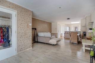 Deze gezinswoning met 3 slaapkamers en een garage is ideaal gelegen in het centrum van Leopoldsburg, op wandelafstand van winkels, openbaar vervoer, horecazaken en scholen. Dankzij de centrale ligging zijn ook de omliggende gemeenten vlot bereikbaar, waardoor deze woning een uitstekende uitvalsbasis vormt.<br /><br />Indeling:<br />We betreden de woning via de inkomhal, die toegang biedt tot de ruime woonkamer met aansluitend de uitgeruste keuken. Aanpalend aan de keuken bevinden zich een berging met een apart toilet. Achteraan bevinden zich de badkamer, uitgerust met een inloopdouche, wastafel en aansluitingen voor een wasmachine, evenals een veranda.<br /><br />Op de eerste verdieping bevinden zich 2 volwaardige slaapkamers en een apart toilet.<br /><br />De tweede verdieping biedt plaats aan een derde slaapkamer.<br /><br />Buiten kan u volop genieten van de tuin. Deze is bereikbaar via de garage, die plaats biedt aan 2 wagens.<br /><br />Extra troeven:<br />- Gelegen in een rustige éénrichtingsstraat<br />- Garage met plaats voor 2 wagens<br />- 3 volwaardige slaapkamers<br /><br />Renovatieverplichting voor residentiële gebouwen is van toepassing. Meer info: https://energiesparen.be/renovatieverplichting.<br /><br />Voor meer informatie of een bezoek, neem contact met ons op via info@vastengoed.be of bel naar 014/72 73 74.<br /><br />(Wenst u een gratis schatting van uw eigendom? Neem contact met ons op via 014/72 73 74.)
