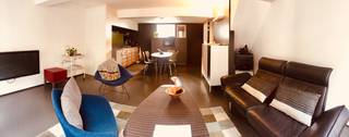 <strong>Gemeubeld triplex-appartement met terras in hartje Gent</strong><br />Instapklaar en charmant triplex-appartement in de Onderstraat, met zonnig terras en zicht op het Belfort, gelegen in het historische centrum van Gent, op wandelafstand van het Belfort van Gent en de Vrijdagsmarkt, met tal van winkels, restaurants en openbaar vervoer in de directe omgeving.<br /><br /><strong>Indeling:</strong> Het appartement bevindt zich op de bovenste verdiepingen van een gerenoveerde woning en is volledig gemeubeld:
<ul>
	<li><span>1e verd.: inkomhal met toilet, slaapkamer met aansluitende badkamer (ligbad/douche, lavabo) </span></li>
	<li><span>2e verd.: ruime, lichtrijke leefruimte met ingerichte keuken en eethoek </span></li>
	<li><span>Dakverdieping: polyvalente ruimte (bureel/logeerkamer) met lavabo en toegang tot groot zongericht terras </span></li>
</ul>
<strong>Pluspunten</strong>

<ul>
	<li><span>Volledig gemeubeld (incl. servies en kookgerei) </span></li>
	<li><span>Wasmachine en droogkast </span></li>
	<li><span>Zonnig terras met uniek uitzicht </span></li>
</ul>
<strong>Belangrijk</strong>

<ul>
	<li><span><strong>Geen huisdieren</strong> (gelakte vloeren) </span></li>
	<li><span>Ideaal voor <strong>expat, alleenstaande of koppel</strong> </span></li>
	<li><span><strong>Niet geschikt voor meerdere bewoners </strong></span></li>
	<li><span>Dakruimte <strong>niet als permanente slaapkamer</strong> </span></li>
	<li><span><strong>Domicilie verplicht</strong></span></li>
	<li><span>Gezocht: <strong>rustige en zorgzame huurder</strong> </span></li>
</ul>
<strong>Huurprijs</strong>: €1350/maand<br />Geen algemene kosten – EGW via aparte tellers<br /><br /><strong>Beschikbaar</strong>: 1 juni of vroeger te bespreken – jaarcontract<br /><br /><strong>Bezoeken</strong><br />📧 tine@tvevastgoed.be<br />📞 0474 97 00 22<br /> 