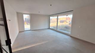 <div><strong>Appartement 0.01 – Instapklaar gelijkvloers wonen in Klaverstuk 24</strong></div>
<br />Ontdek dit prachtige gelijkvloerse appartement in het exclusieve nieuwbouwproject Klaverstuk 24 te Zedelgem.<br /><br />Met een slimme indeling, hoogwaardige afwerking en een ideale ligging is dit appartement dé perfecte thuisbasis.
<h4><br /><strong>K<strong>enmerken van appartement 0.01</strong></strong></h4>

<ul>
	<li>* <strong>Bewoonbare oppervlakte:</strong> 86 m²</li>
	<li>* <strong>Ruime inkomhal</strong> met vestiaire en apart gastentoilet.</li>
	<li>* <strong>2 slaapkamers</strong>: ideaal voor gezinnen, koppels of als extra werkruimte.</li>
	<li>* Stijlvolle badkamer met <strong>dubbel meubel, inloopdouche en bad</strong>.</li>
	<li>* <strong>Lichtrijke leefruimte</strong> dankzij grote raampartijen, verbonden met een moderne open keuken.</li>
	<li>* Een <strong>gezellig terras </strong>van 6 m², perfect om buiten te ontspannen.</li>
	<li>* Inclusief <strong>ondergrondse parkeerplaats </strong>en <strong>fietsenberging</strong>.</li>
</ul>

<h4><strong>Duurzaam en instapklaar</strong></h4>
Dit appartement is voorzien van:

<ul>
	<li>* Vloerverwarming voor een optimaal wooncomfort.</li>
	<li>* Een warmtepomp en zonnepanelen voor duurzame en energiezuinige oplossingen.</li>
	<li>* Een uitzonderlijk laag E-peil van 30, waardoor u geniet van vrijstelling van de onroerende voorheffing.</li>
</ul>

<h4><strong>Toplocatie in Zedelgem</strong></h4>
Wonen in <strong>Klaverstuk 24</strong> betekent genieten van een rustige omgeving met een vlotte verbinding naar winkels, scholen en openbaar vervoer.<br /><br />Grijp deze kans om te wonen in een appartement dat stijl, comfort en duurzaamheid combineert.<br />Contacteer ons vandaag voor meer informatie of een bezoek.<br /><br /><strong>Uw nieuwe thuis wacht op u!</strong><br /><br /><strong>051 21 11 11 of matias@imfiro.be</strong>