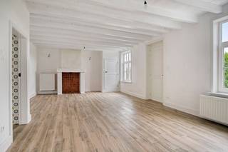 De eigendom wordt aangeboden via de Pre-sale formule. Op donderdag 18/06/2026 tussen 17u - 19u kan u deze woning op afspraak komen bezichtigen en uiterlijk op donderdag 25/06/2026 om 16u een bod uitbrengen. De vermelde prijs is een instelprijs.Op een grondoppervlakte van 897m² vinden we deze landelijke woning te koop. Deze charmante woning werd volledig gerenoveerd en beschikt over 4 slaapkamers, 2 badkamers en 2 garages.Rustig gelegen langs het water tussen Alveringem en Lo-Reninge.Zoek je immo in Alveringem? Lees dan zeker verder.INDELINGGelijkvloers:- ruime keuken- lichtrijke leefruimte met keramische parket- multifunctionele voutekamer, ideaal als slaapkamer of bureau, met ensuite badkamer voorzien van douche, toilet en wastafelmeubel- tweede voutekamer met inloopdouche, wastafelmeubel, toilet en aansluiting voor wasmachine1e verdieping:- nachthal- 3 volwaardige slaapkamers- apart toiletDe woning beschikt over een dubbele garage met aansluitend een ruime berging.Daarnaast bevindt zich in de tuin nog een afzonderlijke tuinberging met elektriciteitsaansluiting.In de tuin geniet u in alle rust van de mooie vergezichten.ALGEMEEN- 4 slaapkamers & 2 badkamers- dubbele garage- PVC schrijnwerk met HR glas- EPC label C- CV op aardgas- conforme elektrische installatie- regenwater 12.000 liter- IBA aanwezig- rustige ligging nabij Veurne en de kust De eigendom wordt aangeboden via de Pre-sale formule. Op 18/06/2026 tussen 17:00 en 19:00 kan u de woning op afspraak komen bezichtigen en een bod uitbrengen. De vermelde prijs is een instelprijs. Voor meer info, gelieve contact op te nemen met de dossierverantwoordelijke.Bestuursmaatregelen in het maatregelenregister: nee