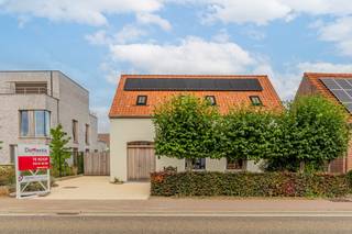 <p>Deze vrijstaande woning uit 1947 brengt twee werelden samen: de charme van een woning met karakter en het comfort van een volledige renovatie. Achter de authentieke uitstraling schuilt een hedendaagse woonomgeving waar ruimte, licht en kwaliteit centraal staan.<span></span></p>
<p>De leefruimte vormt het hart van de woning. Dankzij de ruime opzet en de natuurlijke lichtinval ontstaat een aangename plaats om samen te komen, te ontspannen of te genieten van het zicht op de tuin. De nieuwe keuken sluit hier mooi bij aan en combineert een moderne uitstraling met praktisch gebruiksgemak.</p>
<p>Een extra troef is de bureauruimte die deel uitmaakt van de leefruimte, maar toch voldoende afgescheiden is. Hierdoor ontstaat een rustige werkplek zonder het contact met de woning te verliezen.</p>
<p>De woning beschikt over twee comfortabele slaapkamers en mogelijkhied tot drie slaapkamers en een verzorgde badkamer. De recente renovatie zorgt ervoor dat toekomstige bewoners kunnen genieten van een kwalitatieve woning zonder grote werken.</p>
<p>Buiten vormt de tuin een belangrijk onderdeel van de woonbeleving. Het ruime perceel van 968 m² geeft mogelijkheden voor tuinieren, ontspannen en genieten van het buitenleven. De bestaande bomen versterken de natuurlijke uitstraling en zorgen voor een mooie verbinding tussen de woning en haar omgeving.</p>
<p>Met een EPC-label A en conforme elektriciteit voldoet deze woning aan de hedendaagse normen. Een ideale combinatie voor wie op zoek is naar een karaktervolle woning met hedendaags comfort, energiezuinigheid en ruimte.</p>