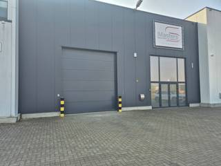 Het bedrijvencentrum "Bilzen Noord" is gelegen op het bedrijventerrein de Kielebergen en biedt een centrale ligging tussen de E313 en E314. Deze unit van 916m² is voorzien van sanitair en een alarmsysteem met camerabewaking.<br /><br />TECHNISCHE KENMERKEN:<br />- oppervlakte: 916m²<br />- vrije hoogte +6m<br />- gepolierde betonvloer<br />- sanitaire blok (2 toiletten en wasbak)<br />- buitenwanden: geïsoleerde betonplinten met geïsoleerde sandwichpanelen <br />- lichtstraat met RWA <br />- elektrisch bediende sectionaalpoort: 4m x 4,5m<br />- elektriciteit: 380V/63A<br />- LED verlichting<br />- alarmsysteem<br /><br />TROEVEN:<br />- centraal tussen E313 en E314<br />- mogelijkheid om een kantoor te voorzien<br />- mooie en moderne uitstraling van het park<br /><br />Ig - Vg - Gmo - Gvkr - Gvv<br /><br />Info: 011/39.90.50 of info@jansenrealestate.be