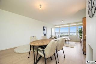 <p><span>Instapklaar 2-slaapkamerappartement van 95 m² met twee terrassen en prachtig uitzicht</span></p><p><span>Op de 10de verdieping van een verzorgd gebouw vinden we dit </span><span>ruime en volledig instapklare 2-slaapkamerappartement</span><span> van maar liefst </span><span>95 m²</span><span>. Een appartement met ruimte, licht en uitzicht als absolute troeven. Vlakbij De Bist, openbaar vervoer, winkels én scholen.</span></p><p><span>Bij binnenkomst kom je terecht in de </span><span>ruime inkomhal</span><span>. Vanuit de inkomhal stap je de aangename en lichtrijke </span><span>open leefruimte</span><span> binnen. Dankzij de grote raampartijen geniet je hier van veel natuurlijke lichtinval en een prachtig uitzicht vanop de 10de verdieping.</span></p><p><span>Aansluitend aan de leefruimte bevindt zich de </span><span>volledig uitgeruste keuken</span><span>, voorzien van een inductiekookplaat, dampkap, koelkast, oven, microgolfoven en vaatwasser. Vanuit de leefruimte en keuken heb je rechtstreeks toegang tot het </span><span>privatieve terras aan de voorzijde</span><span>, waar je heerlijk kan genieten van het uitzicht en de zon.</span></p><p><span>Aan de achterzijde van het appartement bevinden zich de </span><span>twee ruime slaapkamers</span><span>. Beide slaapkamers bieden rechtstreeks toegang tot het tweede, privatieve terras aan de achterzijde. Dankzij de terrassen aan beide zijden van het appartement geniet je hier van </span><span>zon van 's morgens tot 's avonds. Zonsopgang én zonsondergang verzekerd.</span></p><p><span>Verder beschikt het appartement over een </span><span>praktische badkamer</span><span> met inloopdouche, lavabo en badkamermeubel. Er is eveneens plaats voorzien voor een wasmachine en droogkast, of een praktische twee-in-ééncombinatie. Tot slot is er een </span><span>apart gastentoilet</span><span>, ideaal wanneer je gasten over de vloer hebt.</span></p><p><span>Bij het appartement hoort eveneens een privatieve kelderberging. Lift aanwezig. Parkeren kan op de gemeenschappelijke parking voor het gebouw aan het Sporthalplein.</span></p><p><span>Troeven:</span></p><p><span>·Zeer ruim appartement van 95 m²</span></p><p><span>·Gelegen op de 10de verdieping</span></p><p><span>·2 ruime slaapkamers</span></p><p><span>·Privatief terras aan zowel de voor- als achterzijde</span></p><p><span>·Volledig gerenoveerd in 2024-2025</span></p><p><span>·Nieuwe ramen in 2026</span></p><p><span>·EPC B, 106 kWh/m²jaar</span></p><p><span>·Conforme elektrische keuring</span></p><p><span>·Volledig uitgeruste keuken</span></p><p><span>·Badkamer met inloopdouche</span></p><p><span>·Apart gastentoilet</span></p><p><span>·Ruime inkomhal</span></p><p><span>·Privatieve kelderberging</span></p><p><span>·Lift aanwezig</span></p><p><span>·Gemeenschappelijke parking aan het Sporthalplein</span></p><p><span>Ook fiscaal interessant:</span><span> onder voorbehoud van het voldoen aan de voorwaarden kan de aankoop nog in aanmerking komen voor het verlaagde tarief van 2% registratierechten. Vanaf 2027 wordt dit tarief verhoogd naar 3%. Wie nog van het huidige tarief wil genieten, wacht dus best niet te lang.</span></p><p><span>Benieuwd naar meer? Plan vandaag nog uw bezoek in via </span><span>www.janssenenjanssen.be</span><span>!</span></p>