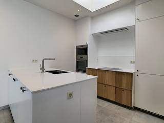 Charmant appartement rénové à louer à Ypres.<br /><br />Composé de :<br />Rez-de-chaussée :<br />Séjour (17 m²) avec terrasse (11 m²) et cuisine ouverte équipée (réfrigérateur, congélateur à 2 compartiments, micro-ondes, four, évier et hotte) - chambre (10 m²) - chambre (14 m²) - salle de bain avec douche à l'italienne et lavabo - toilettes séparées - Rangement commun/cave