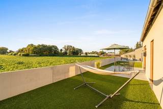 <p>Deze gezellige en compacte woning werd met oog voor kwaliteit vernieuwd tussen 2024/2025 en is perfect voor wie zorgeloos wil wonen. Dankzij het gunstige EPC-label C en de volledig conforme elektriciteit bent u verzekerd van een energiezuinige en toekomstgerichte investering.</p>
<p>Binnen geniet u van een aangename leefomgeving die zowel verwarmd als gekoeld wordt via energiezuinige lucht-luchtwarmtepompen (airco's), waardoor het hele jaar door een optimaal binnenklimaat gegarandeerd is.</p>
<p>Een absolute troef is het prachtige, privatieve uitzicht op het achterliggende agrarische gebied. Hier komt u volledig tot rust en geniet u in alle privacy van de zonnige, onderhoudsvriendelijke tuin. Ook de woning zelf vraagt weinig onderhoud, zodat u volop kunt genieten zonder zorgen.</p>
<p>Op eigen terrein is er voldoende parkeergelegenheid, wat het dagelijks comfort nog vergroot.</p>
<p>De ligging combineert het beste van twee werelden: een rustige woonomgeving met alle voorzieningen van het centrum van Assenede op korte afstand én een vlotte verbinding richting Nederland.<br /> </p>
<p><strong>Troeven:</strong></p>
<ul><li><strong>Volledig gerenoveerde instapklare woning</strong></li><li><strong>Rustig gelegen met uniek uitzicht</strong></li><li><strong>Zonnige en privatieve tuin</strong></li><li><strong>EPC-label C</strong></li><li><strong>Volledig conforme elektriciteit</strong></li><li><strong>Verwarmen én koelen via lucht-luchtwarmtepompen</strong></li><li><strong>Onderhoudsvriendelijke afwerking</strong></li><li><strong>Ruime parkeermogelijkheden op eigen terrein</strong></li><li><strong>Nabij centrum Assenede en de Nederlandse grens</strong></li></ul>
<strong>UW DROOMWONING? ZO GEVONDEN!</strong><br />