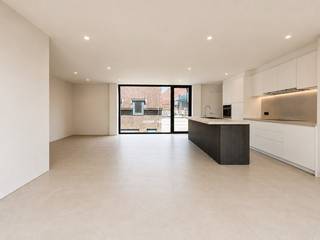 Bent u op zoek naar een centraal gelegen appartement in Tielt waar u comfortabel en zorgeloos kunt huren? Dan is dit nieuwbouwproject precies wat u zoekt!<br /><br />In de Kortrijkstraat in Tielt bieden wij dit stijlvol nieuwbouwappartement aan. De appartementen worden volledig instapklaar opgeleverd en afgewerkt met kwalitatieve voorzieningen, waaronder verlichting, gordijnen, airco,...<br /><br />Indeling van het pand:<br />Binnenkomen doet u via de inkom met gastentoilet, vervolgens hebben we de ruime leefruimte met open en volledig geïnstalleerde keuken + bering, de leefruimte heeft ook toegang tot het ruim en vooral zonnig terras, twee volwaardige slaapkamers en badkamer.<br /><br />Provisie gemeenschappelijke kosten: €50/ maand.<br />Optioneel kunt u ook een staanplaats huren: €25/ maand. <br /><br />Interesse in dit unieke project? Aarzel dan niet om ons te contacteren!